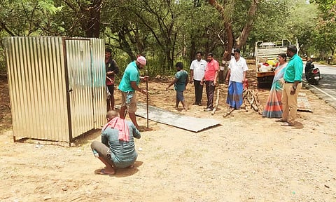  விழா ஏற்பாடுகளை பென்னாகரம் வட்டார வளர்ச்சி அலுவலர் கல்பனா ஆய்வு மேற்கொண்ட காட்சி.