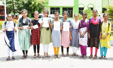 கிருஷ்ணகிரி கலெக்டர் அலுவலகத்தில் மனு அளிக்க வந்த மாணவிகளை படத்தில் காணலாம்.