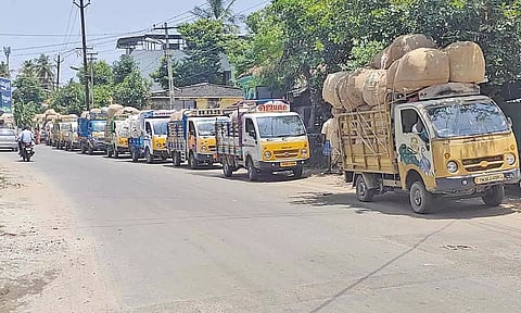 பருத்தி பஞ்சுகளுடன் அணி வகுத்து வாகனங்கள் நின்றன.