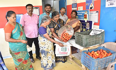 ஈரோட்டில் 10 ரேஷன் கடைகளில் மலிவு விலையில் தக்காளி விற்பனை