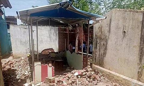 இருதரப்பினர் மோதல் பிரச்சினையில் காளியம்மன் கோவில் இடிப்பு- ராஜபாளையத்தில் பதட்டம்