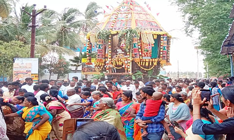 தேரோட்டத்தில் கலந்து கொண்ட பக்தர்கள்.