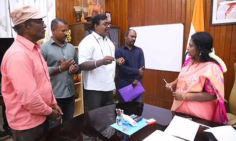  முருகானந்தம் தலைமையில் நிர்வாகிகள் புதுவை கவர்னர், தலைமை செயலாளர் ஆகியோரை சந்தித்து மனு அளித்த காட்சி.