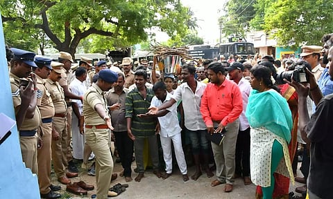 பட்டியலின மக்களை போலீசார் கோவிலுக்குள் அழைத்து சென்ற காட்சி.
