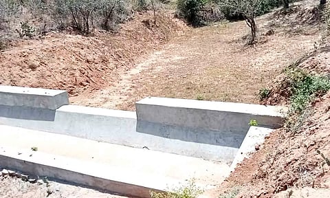 வறண்டு கிடக்கும் தடுப்பணைகளை படத்தில் காணலாம்.