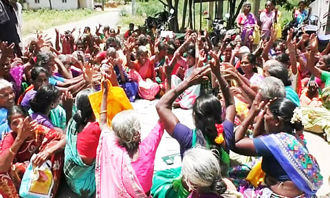பெண்கள் ஒப்பாரி வைத்து ஆர்ப்பாட்டம்