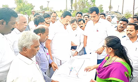 சிப்காட் தொழிற்பூங்கா அமையும் இடத்தை அமைச்சர்கள் ஆர்.காந்தி, டி.ஆர்.பி.ராஜா ஆய்வு செய்த காட்சி.