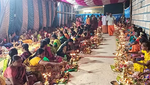 501 திருவிளக்குகளை கொண்டு வந்து பூஜை செய்தபோது எடுத்த படம்.