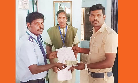 கீழே கிடந்த ரூ.5 ஆயிரத்தை ஒப்படைத்த காவலாளி