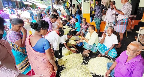 மதுரை மாட்டுத்தாவணி பூ மார்க்கெட்டில் பூக்களை வாங்க குவிந்த பொதுமக்கள்.