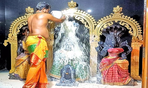 ஆடிமாத பவுர்ணமி பூஜையையொட்டி பாலாபிஷேகம் நடைபெற்ற போது எடுத்த படம்.