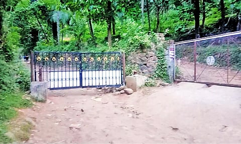 நெய் அருவிக்கு செல்லும் மலைப்பாதை கதவு அடைக்கப்பட்டுள்ளதை படத்தில் காணலாம்.