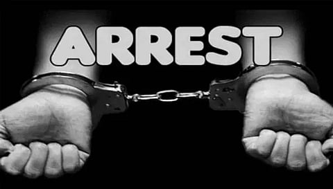 ஆறுமுகநேரியில் மோட்டார் சைக்கிளில் சென்று ஆடு திருடிய 2 வாலிபர்கள் கைது - சந்தையில் விற்க சென்ற போது சிக்கினர்