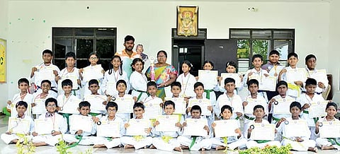 வெற்றிபெற்ற மாணவர்களை படத்தில் காணலாம்.