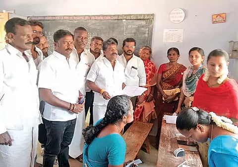 முகாமை சண்முகையா எம்.எல்.ஏ. ஆய்வு செய்த காட்சி.