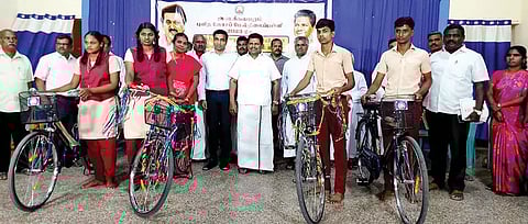 மாணவ-மாணவிகளுக்கு இலவச சைக்கிள்களை அமைச்சர் அனிதா ராதாகிருஷ்ணன் வழங்கிய போது எடுத்தபடம்.