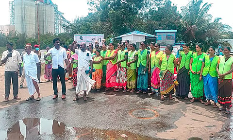 காரைக்கால் துறைமுகத்தை முற்றுகையிட்ட ஊழியர்கள்.