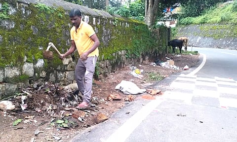 வால்பாறையில் குப்பைகளை சுத்தம் செய்த நகராட்சி துணைத்தலைவர்