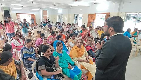 சேலம் லைன்மேடு காவலர் சமுதாய கூடத்தில் மாநகர போலீசாருக்கு மன அழுத்தத்தை போக்கும் பயிற்சி முகாம் நடந்தது. இதில் மனநல டாக்டர் விவேகானந்தன் போலீசாருக்கு பயிற்சி வழங்கினார்.