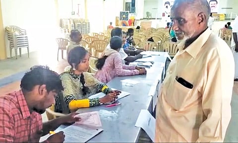 அஞ்சலக சிறுசேமிப்பு செல்வமகள் திட்டம் தொடக்க விழாவில் பயனாளிகள்.