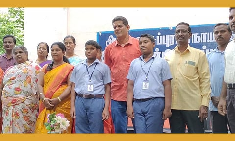 புதுவையில் சேமிப்பு பணத்தில் பள்ளி மாணவர்களுக்கு அடையாள அட்டை வழங்கிய சகோதரர்கள்