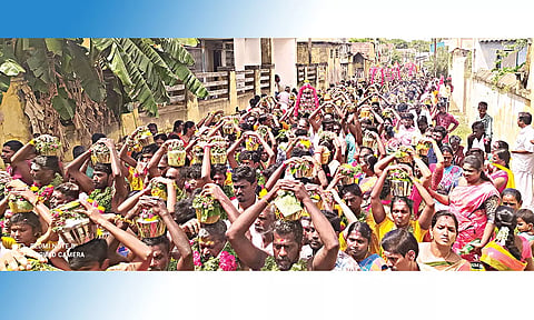 பெண்கள் பால்குடம் எடுத்து நேர்த்திக்கடன்