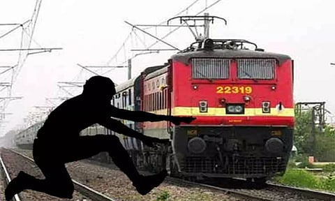 இரணியல் அருகே ரெயில் மோதி காவலாளி சாவு