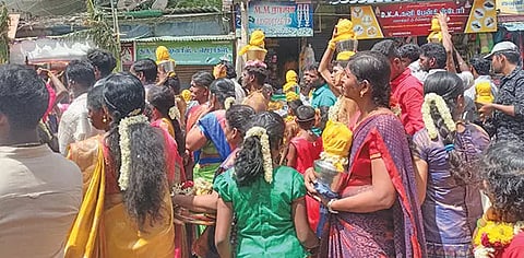 பால்குடம் ஊர்வலம் நடந்தபோது எடுத்த படம்.
