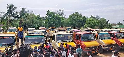 கடையத்தில் லாரிகள் நிறுத்தப்பட்டு இருப்பதை படத்தில் காணலாம்.