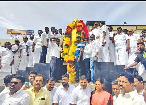 காமராஜர் சிலைக்கு சபாநாயகர் அப்பாவு மாலை அணிவித்து மரியாதை செலுத்திய காட்சி. அருகில் தெற்கு மாவட்ட தி.மு.க. பொறுப்பாளர் ஜெயபாலன், முன்னாள் எம்.பி. ராமசுப்பு, ஒன்றியக் குழுத்தலைவர் திவ்யா மணிகண்டன் மற்றும் பலர் உள்ளனர்.