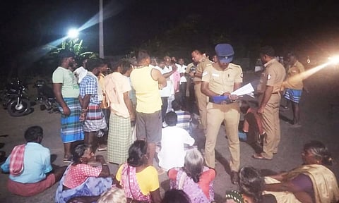 சாலை மறியலில் ஈடுபட்ட பொதுமக்களிடம் போலீசார் பேச்சுவார்த்தை நடத்திய காட்சி.
