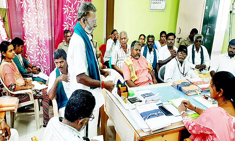 விவசாயிகள் குறை தீர்வு கூட்டம் நடந்த காட்சி.