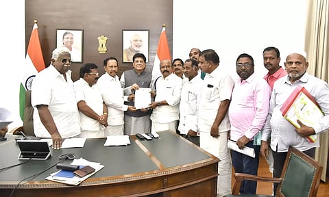 ஐ.ஏ.எஸ். அதிகாரி தலைமையில் குழு அமைத்து தென்னை நார் ஏற்றுமதி தொழிலை சீரமைக்க வேண்டும்