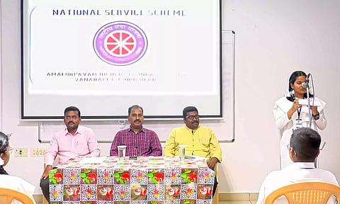 அமலோற்பவம் பள்ளியில் என்.எஸ்.எஸ். நோக்கு நிகழ்ச்சி நடைபெற்ற போது எடுத்த படம்.