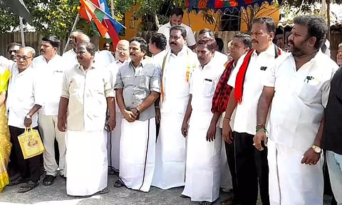 தேங்காய்திட்டில் இந்தியா கூட்டணி கட்சியினர் ஆர்ப்பாட்டம் நடத்திய காட்சி.