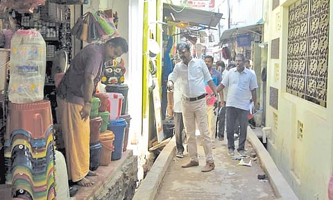 தஞ்சை மாட்டு மேஸ்திரி சந்தில் ஆணையர் சரவணகுமார் திடீர் ஆய்வு மேற்கொண்டார்.