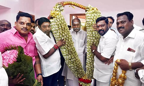 முதல்-அமைச்சர் ரங்கசாமிக்கு முன்னாள் வாரிய தலைவர் பாலமுருகன் தலைமையில் என்.ஆர்.காங்கிரசார் ரூபாய் மாலை அணிவித்து வாழ்த்து தெரிவித்த காட்சி.
