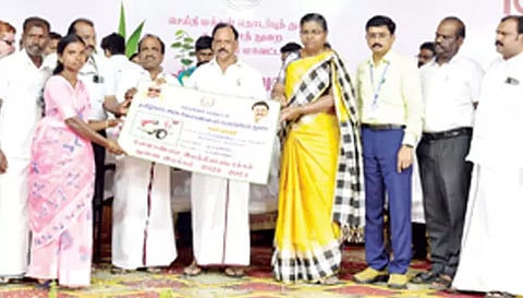 விழாவில் நலத்திட்ட உதவிகளை கலெக்டர் உமா வழங்கிய காட்சி. அருகில் சேந்தமங்கலம் பொன்னுசாமி எம்.எல்.ஏ. மற்றும் பலர் உள்ளனர்.