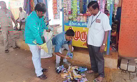 புகையிலை பொருட்களை பறிமுதல் செய்த அதிகாரிகள்.