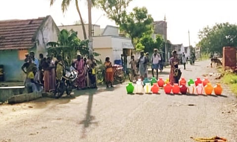காலிக் குடங்களை சாலையில் வைத்து மறியலில் ஈடுபட்ட பொதுமக்களை படத்தில் காணலாம்.