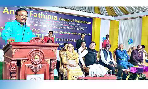 திருமங்கலம் அன்னை பாத்திமா கல்லூரியில் முதலாம் ஆண்டு மாணவர்களுக்கு வழி–காட்டல் மற்றும் நெறிப்படுத்தும் நிகழ்ச்சி தாளாளர் எம்.எஸ்.ஷா தலைமையில் நடைபெற்றபோது எடுத்தபடம். அருகில் நிர்வாகிகள் உள்ளனர்.