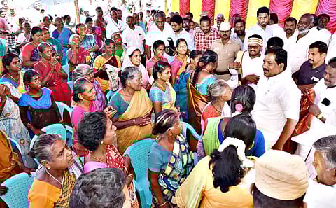 மதுரை கிழக்கு ஒன்றியம் வெள்ளியங்குன்றம் கிராமத்தில் புதிய ரேசன் கடையை அமைச்சர் மூர்த்தி திறந்துவைத்து பொதுமக்களிடம் குறைகளை கேட்டறிந்தார். அருகில் கலெக்டர் சங்கீதா, கூடுதல் கலெக்டர் சரவணன்,மாவட்ட கூட்டுறவு இணைப்பதிவாளர் குருமூர்த்தி, வெங்கடேசன் எம்எல்ஏ, மாவட்ட ஊராட்சி குழு தலைவர் சூரியகலா கலாநிதி,யூனியன் சேர்மன் மணிமேகலை உள்ளனர்.
