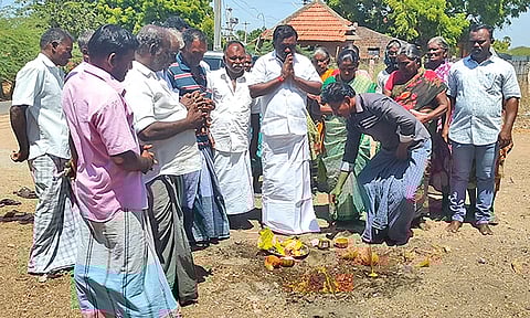விளாத்திகுளம் அருகே புதிய பயணிகள் நிழற்குடை கட்டும் பணி தொடக்கம்