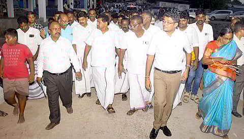 ராமநாதபுரம் மாவட்டம் தங்கச்சிமடம் மீனவர் கிராமத்தில் அமைச்சர் அனிதா ராதாகிருஷ்ணன் மீன்பிடி இறங்குதளத்தை பார்வையிட்டு ஆய்வு செய்த காட்சி. அருகில் கலெக்டர் விஷ்ணுசந்திரன், எம்.எல்.ஏ.க்கள் காதர்பாட்ஷா முத்துராமலிங்கம், முருகேசன் மற்றும் பலர் உள்ளனர்.