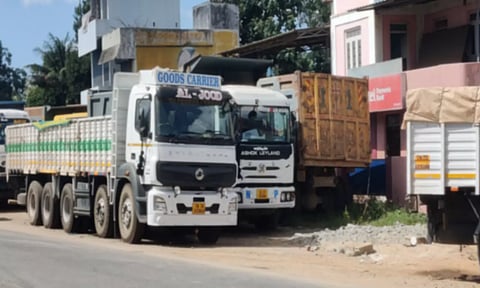 களியக்காவிளை அருகே கேரளாவுற்கு கனிம வளங்கள் கடத்த முயன்ற 4 வாகனங்கள் பறிமுதல்