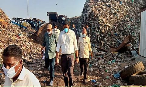குப்பை கிடங்கை கலெக்டர் குலோத்துங்கன் ஆய்வு செய்த காட்சி.