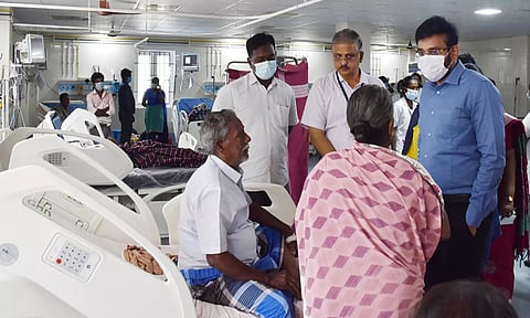 கடலூர் அரசு தலைமை மருத்துவமனையில் கலெக்டர் திடீர் ஆய்வு: மருத்துவ சேவை குறித்து நோயாளிகளிடம் கேட்டறிந்தார்