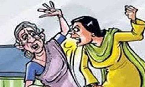 செல்போனில் ஜாடை பேசியதாக நினைத்து மாமியார் மண்டையை உடைத்த மருமகள்
