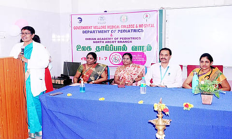 பிறந்த குழந்தைக்கு மாட்டுப்பால், கழுதைபால், தேன் கொடுக்க கூடாது