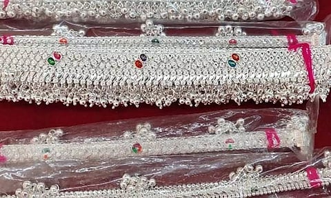 விலை கிலோவுக்கு ரூ.1,800 குறைந்தது- வெள்ளி பொருட்கள் ஆர்டர்கள் குறைந்ததால் தொழிலாளர்கள் கவலை